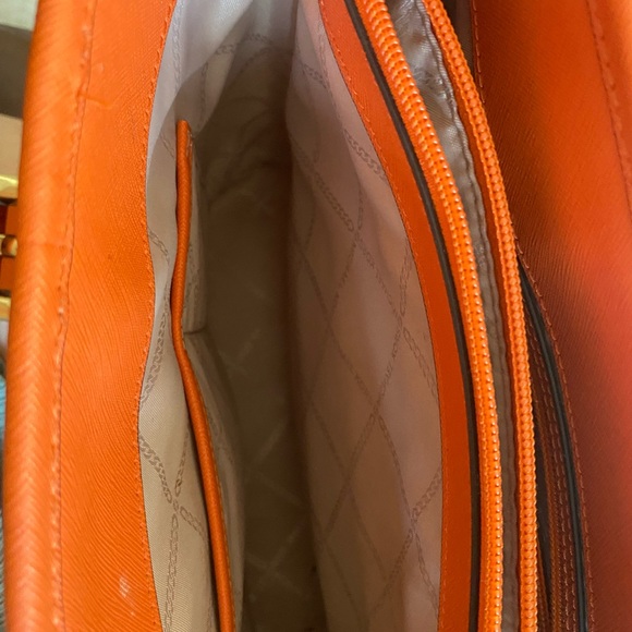 Michael Kors Jet Set Tote Bag in Tangerine 🍊 Color with multiple pockets - Picture 5 of 7